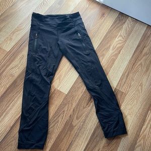 Size 2 LuLuLemon leggings with zipper pockets on the side and mesh!